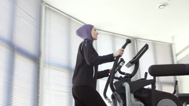 Bir hijab bir adım simülatör, fitness bir spor kız portresi Müslüman — Stok video