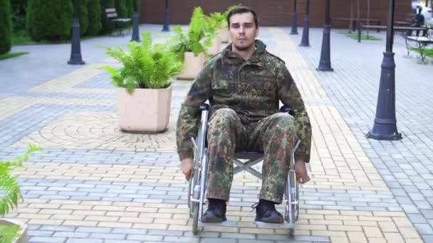 Tekerlekli sandalyeli Engelli askeri — Stok video