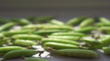 Bakla taze yeşil bezelye masanın üzerinde. Yavaş mo