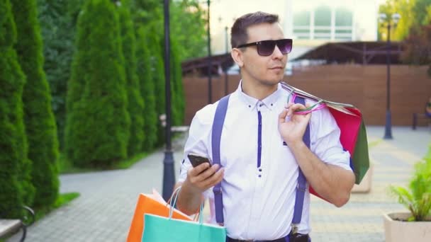 Portret stylowy mężczyzna z pakietów po zakupy. Slow mo — Wideo stockowe