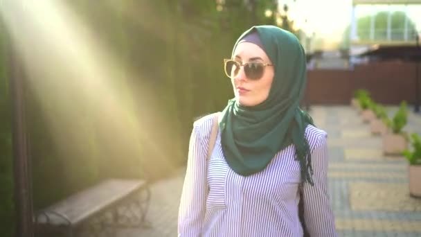 ヒジャーブ、サン ・ フレアのスタイリッシュなイスラム教徒の女性の肖像画. — ストック動画