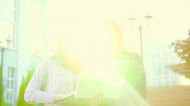 Müslüman öğrenci kız hijab ve onun arkadaşı dizüstü bilgisayarda yazdırma. Yavaş mo