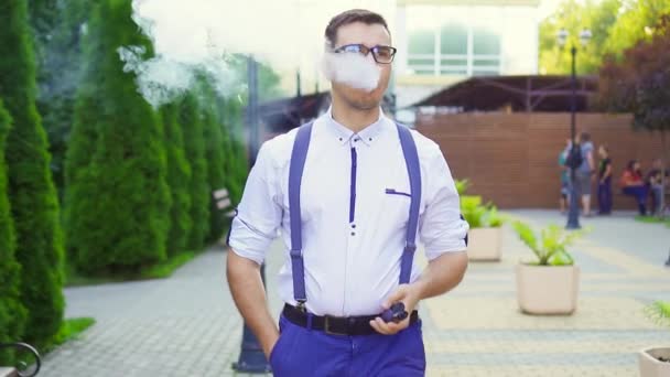 Stylový muž s košilí s elektronickou cigaretou. Pomalé mo — Stock video
