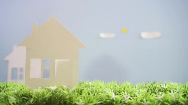 Das Konzept der Idee, ein Haus für die Familie zu kaufen — Stockvideo