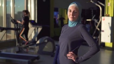 Genç Müslüman portresi spor şık bir spor salonunda hijab kız