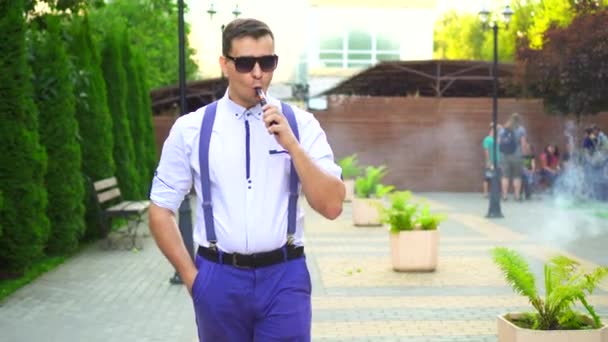 Stylish man with shirt with electronic cigarette. — Stock Video