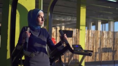 Genç fitness Müslüman kadının basın kadar hijab pompalar