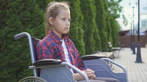 Bir özürlü tekerlekli sandalyede kızdır