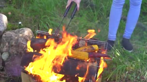 Man matlagning grillade grönsaker, brinnande eld i slow motion — Stockvideo