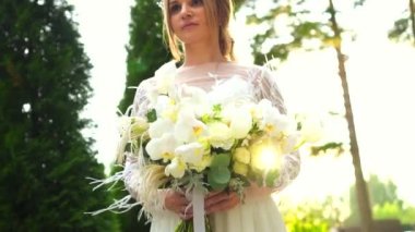 güzel gelin buketi güneşli arka plan üzerinde ile