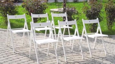 Düğün töreninde beyaz sandalye