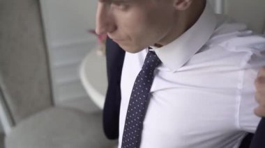 portre adam bir ceket yavaş mo giyer