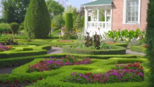 Vista do jardim inglês verde sem pessoas, com casa — Vídeo de Stock