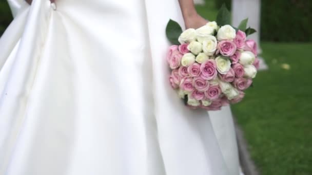Bouquet de mariées à la main gros plan — Video