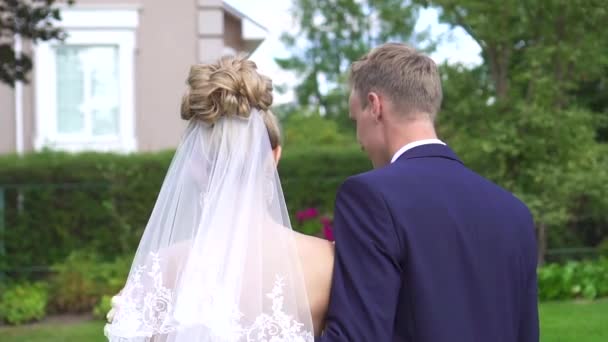 Symbolporträt der schönen Braut und des Bräutigams, die lächelnd in die Kamera schauen — Stockvideo