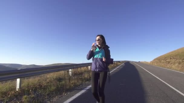 Ragazza Turista Con Uno Zaino Occhiali Sulla Strada Montagne Acqua — Video Stock