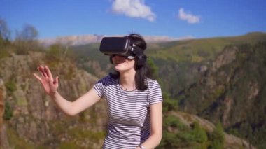 Genç kız sanal gerçeklik gözlük kullanır dağlarda, 3d macera