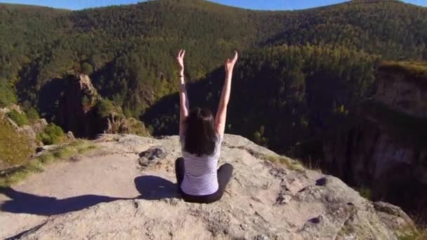 Chica haciendo meditación de yoga en la cima de la montaña — Vídeo de stock