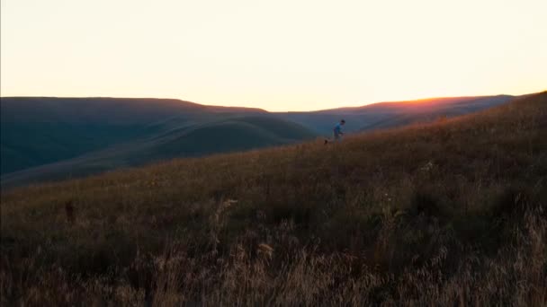 Atleta masculino corriendo al amanecer a la montaña — Vídeo de stock