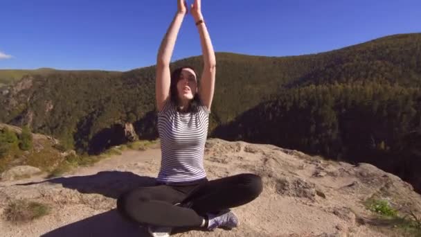 在山上做瑜伽的女孩 — 图库视频影像