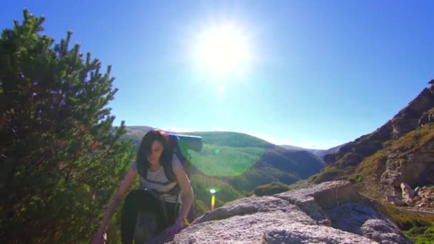 Menina Alpinista Com Uma Mochila Nas Costas Com Braços Estendidos — Vídeo de Stock