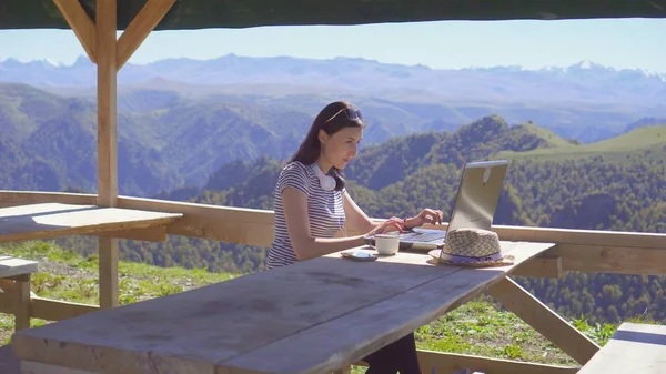 Freelancer Bloggerin arbeitet an einem wunderschönen Ort in der Natur in den Bergen — Stockfoto