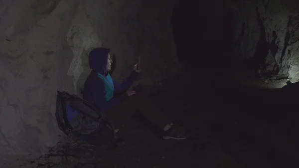 Menina perdida em pânico com o telefone da caverna — Fotografia de Stock