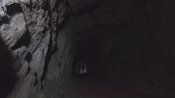 Vue grotte profonde avec des figures de deux personnes avec des lanternes — Photo