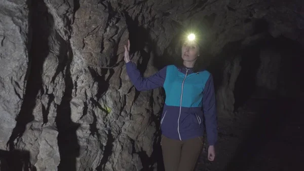 mağarada bir far ile bir kız portresi olduğunu