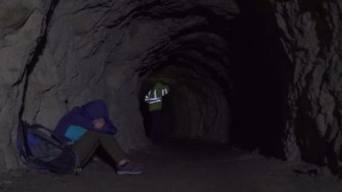 Gönüllü kurtarma, bir mağarada kayıp turist kurtarır