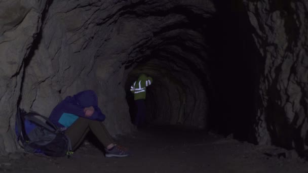 Rescate voluntario, rescata a un turista perdido en una cueva — Vídeo de stock