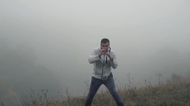 Man bokser in de ochtend training in de mist — Stockvideo