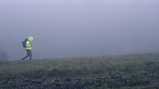 Man tourist met rugzak lopen alleen in de mist, langzame mo — Stockvideo