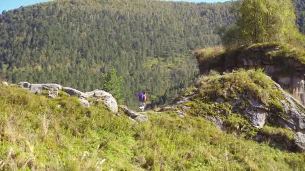 M n climber attivo con gesti di zaino successo dopo aver scalato la montagna — Video Stock