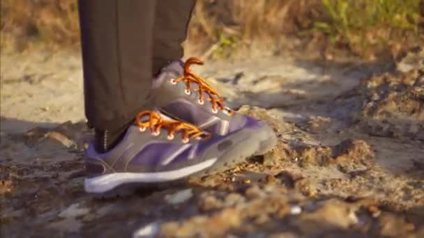 Gros plan de bottes mans de marche sur un sentier de montagne avec des pierres — Video