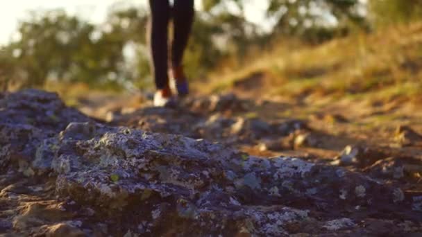 Ноги ходячий чоловік крупним планом в сонячний день для прогулянки — стокове відео