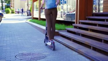 Genç kız bir elektrik şehrin arka görüş yavaş mo yolda sürme