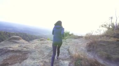 Dağ yolu arka görünüm üzerinde çalışan kız atlet