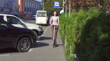 Genç kız bir elektrik şehrin yavaş mo yolda sürme