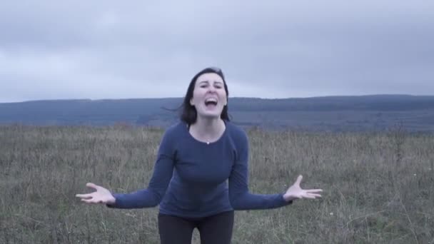 Uttrycksfulla tjej skriker av smärta i dåligt väder, långsamma mo — Stockvideo