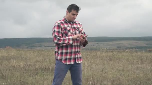 Hombre enojado usando el teléfono y gritando — Vídeos de Stock