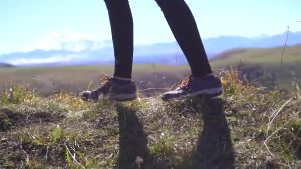 Feet girl tourist the traveler the mountains in the close up,slow mo — Stock Video