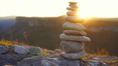 Birbirlerinin üstüne günbatımında yığılmış taşlar Dengeleme