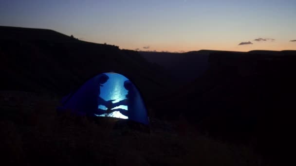 Erkek ve kadın bir çadır öpüşme içinde tatil — Stok video
