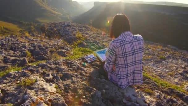 Chica artista pinta un cuadro del paisaje de las montañas — Vídeo de stock