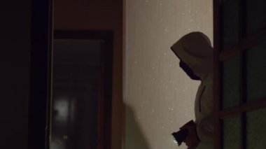 Birisi de el feneri ile maskeli hırsız daire