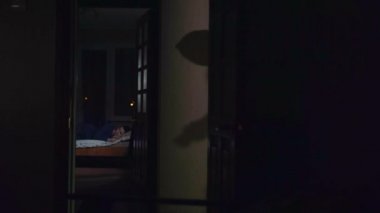 Elinde bir fenerle Maskeli soyguncu kız nerede uyuduğunu daire girdi