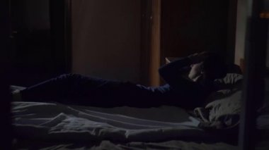 Uyuyan kız gece sesleri duydum ve el feneri ile aramaya gitti