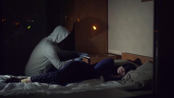Tolvaj bűncselekmény maszk ellopja a házban, ahol a lány alszik — Stock videók
