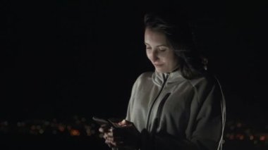 bir smartphone gece city, Rüzgar kullanan bir kız portresi